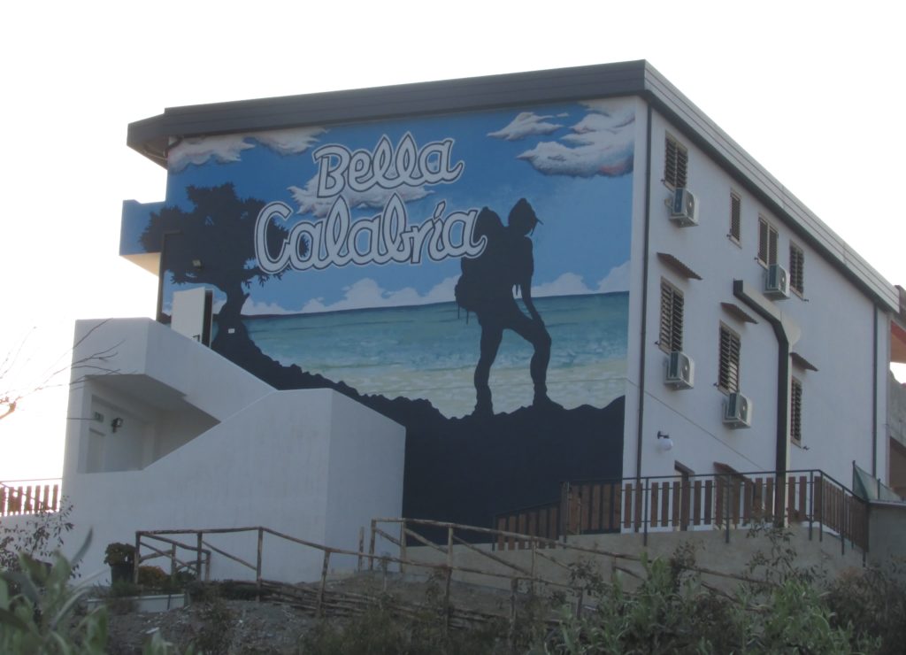 Ostello Bella Calabria, nato all'interno di un bene confiscato alla 'ndrangheta a Sa Leonardo di Cutro (KR)