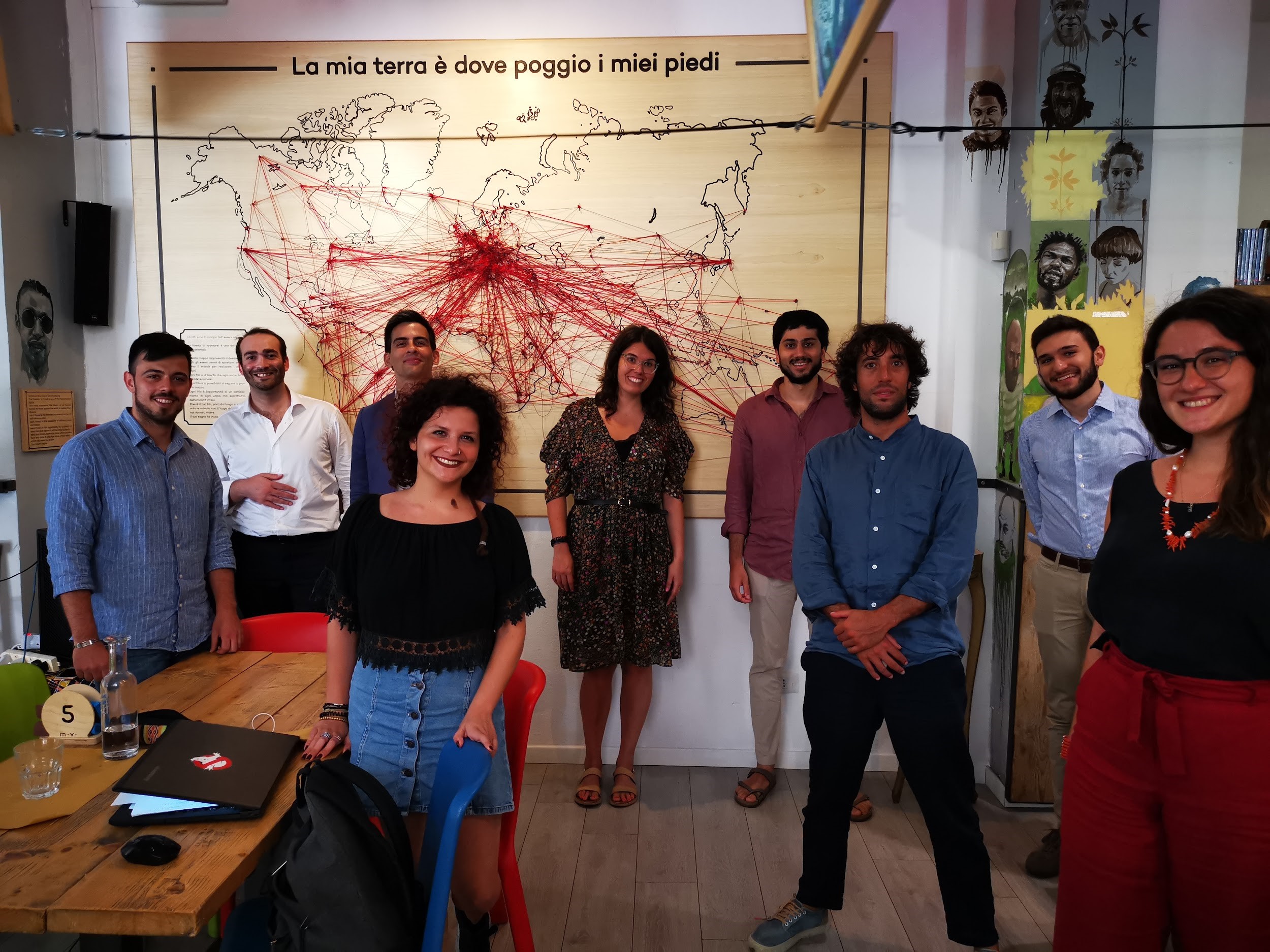 Parte del team di South Working - Lavorare dal Sud Da sinistra verso destra: Ruben Dublo, Mario Mirabile, Antonio Campanile, Martina Derito, Elena Ciprietti, Alessandro Kandiah, Paolo Piacenti ed Elena Militello.