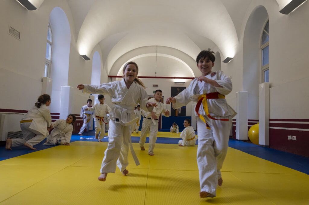 bambini che fanno judo