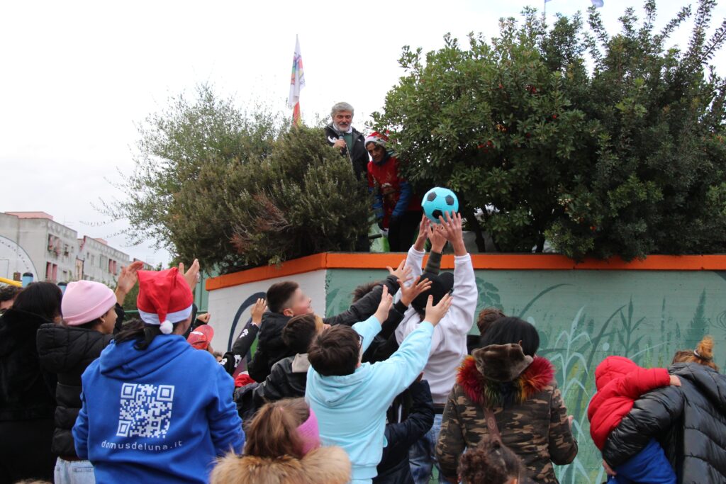 bambini che giocano a palla
